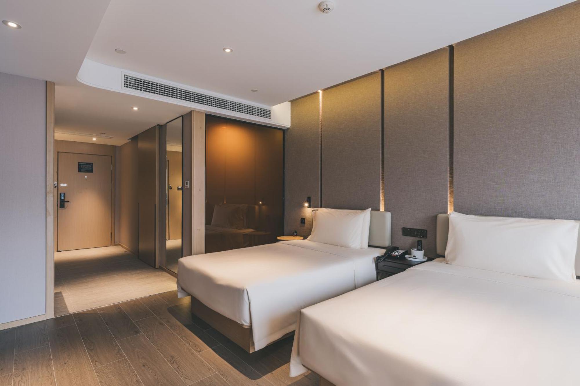Atour S Xujiahui Tianyaoqiao Hotel 5*